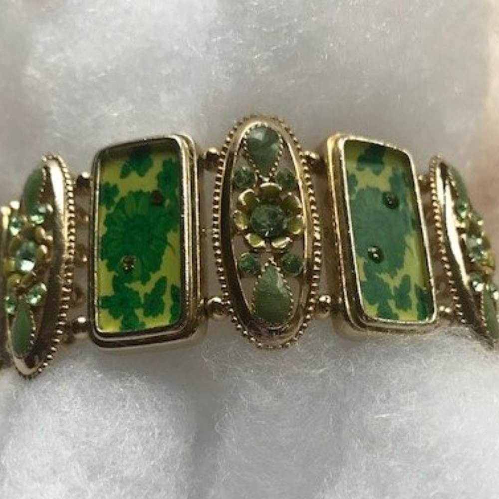 Emerald green stretch bracelet